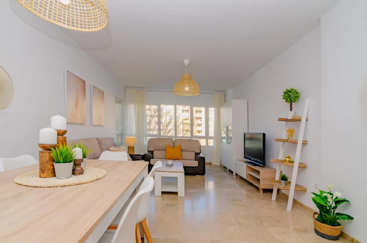 Wintowinrentals Teatinos, Metro, Free Parking & Pool. Malaga Apartment