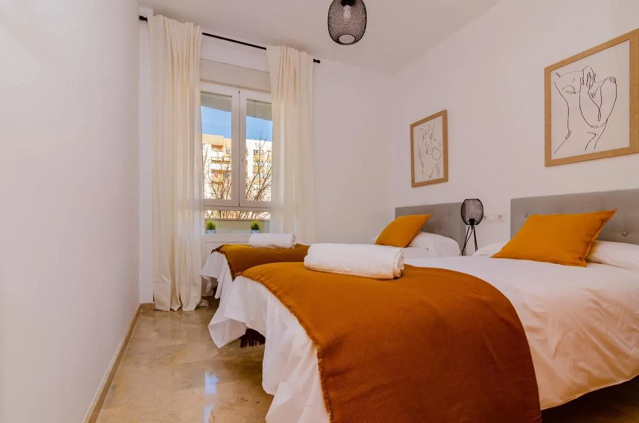 Wintowinrentals Teatinos, Metro, Free Parking & Pool. Malaga